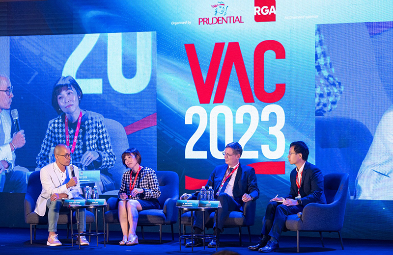 Ông Trần Thanh Phong, Phó Tổng Giám Đốc Prudential Việt Nam (ngoài cùng bên trái) cùng đại diện đến từ các công ty tái Bảo hiểm: RGA, Gen Re và Swiss Re trong phiên tọa đàm với chủ đề “Mở khóa Tăng trưởng Bền vững: Ứng dụng ESG trong Bảo hiểm nhân thọ”.