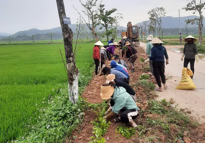 Việc trồng cây, chỉnh trang cảnh quan đường làng, ngõ xóm được xã Bắc Trạch quan tâm thực hiện.