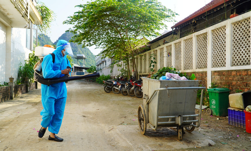 Phun hóa chất diệt muỗi chủ động là giải pháp hữu hiệu phòng chống SXH.