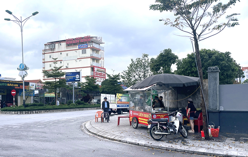 Nhiều trường hợp vẫn cố tình vi phạm lấn chiếm vỉa hè để kinh doanh buôn bán nhỏ, làm mất vệ sinh, ảnh hưởng môi trường, cảnh quan.