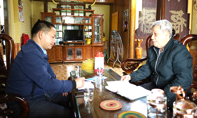 Ông Cao Văn Minh, nguyên Chủ tịch UBND xã Trung Hóa kể lại những tháng năm chiến tranh ác liệt trên địa bàn.