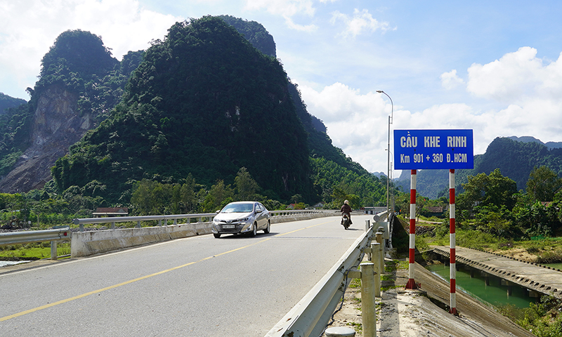 Cầu Khe Rinh được xây dựng khang trang trên đường Hồ Chí Minh.