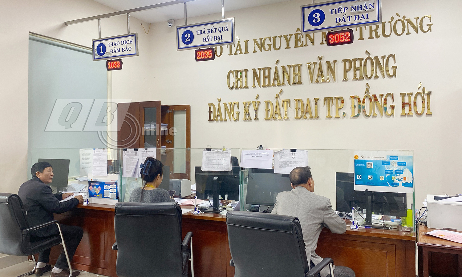-Người dân đến giao dịch tại Chi nhánh Văn phòng Đăng ký đất đai TP. Đồng Hới.
