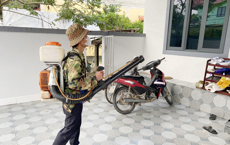 Các hộ dân của xã Lý Trạch được bảo vệ bằng hóa chất diệt muỗi chủ động.