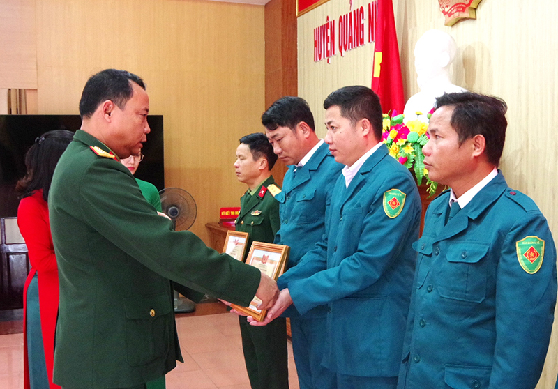 Trao thưởng cho các tập thể đạt danh hiệu “Đơn vị tiên tiến”.