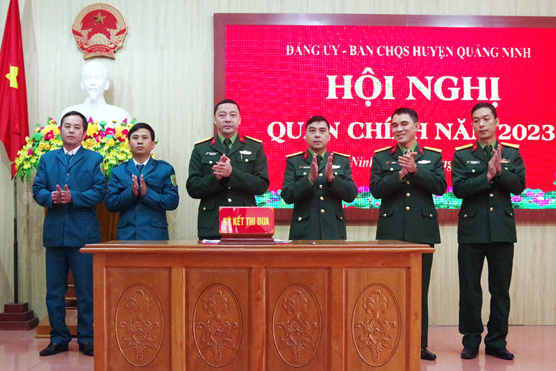 Các đơn vị ký kết giao ước thi đua.