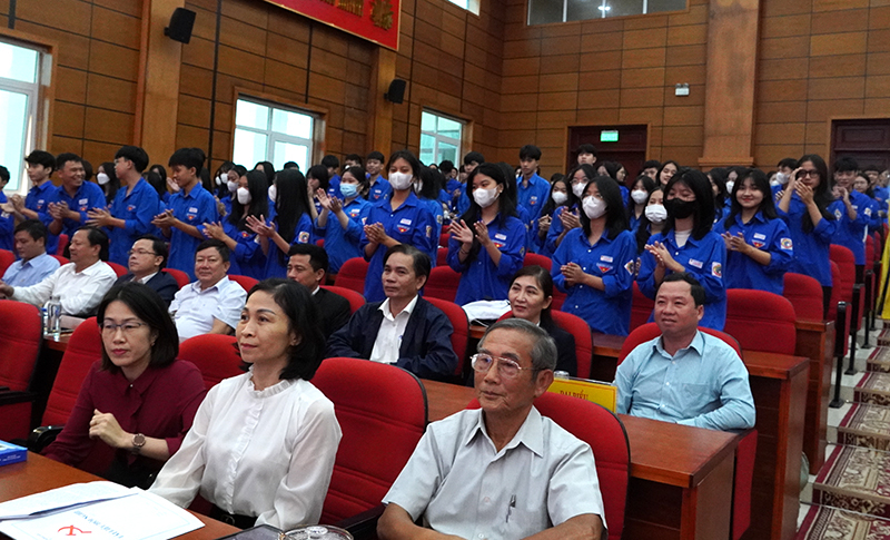 Đại biểu và đông đảo đoàn viên tham dự.