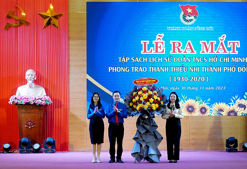 Đại diện lãnh đạo Tỉnh đoàn tặng hoa chúc mừng Thành đoàn Đồng Hới.