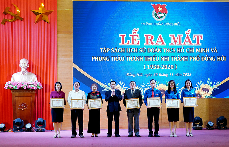 Đại diện Thường trực Thành ủy trao giấy khen tặng các cá nhân tham gia đóng góp công sức, trí tuệ vào việc biên soạn, xây dựng tập sách.