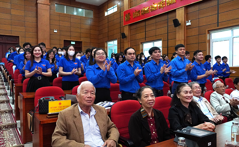 Đại biểu và đoàn viên tham dự.