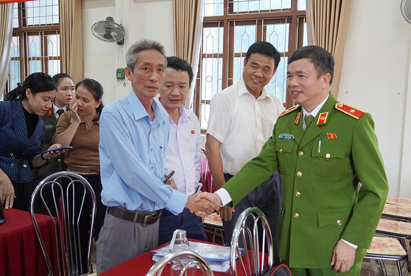 Đại biểu Quốc hội trao đổi với cử tri TX. Ba Đồn