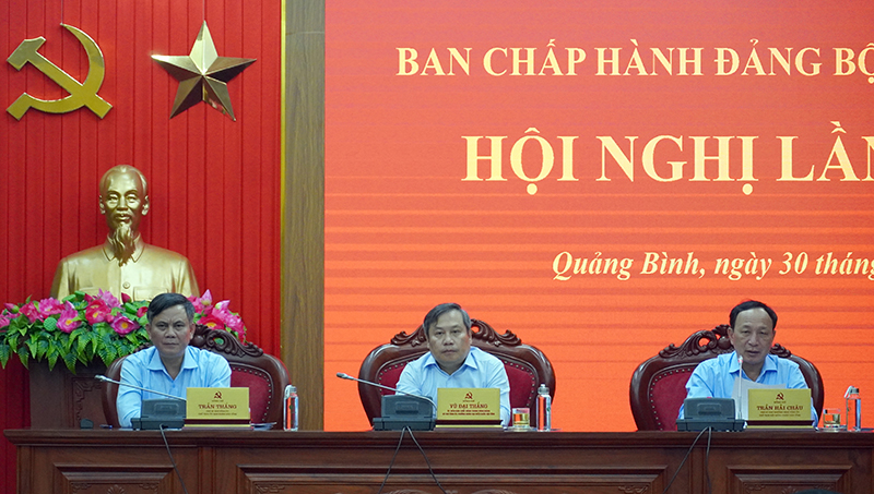 Các đồng chí trong Thường trực Tỉnh ủy điều hành hội nghị