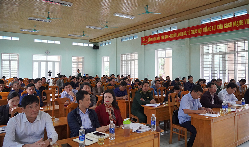 Các đại biểu và đông đảo cư tri tham dự buổi tiếp xúc.