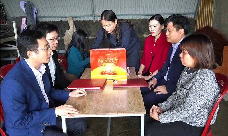  Lãnh đạo ngành GD-ĐT thăm, động viên cô giáo Võ Thị Huyền Trang.