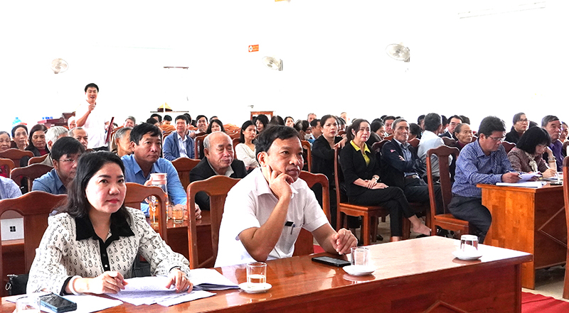 Các đại biểu và cử tri tham dự buổi tiếp xúc.