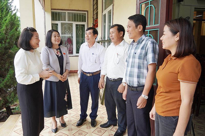 Các đại biểu Quốc hội trò chuyện cùng cử tri huyện Bố Trạch.