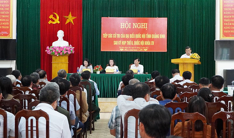 Quang cảnh buổi tiếp xúc cử tri.