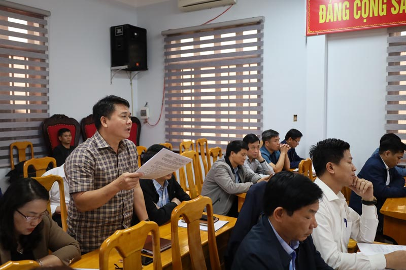 Các đại biểu thảo luận tại kỳ họp.