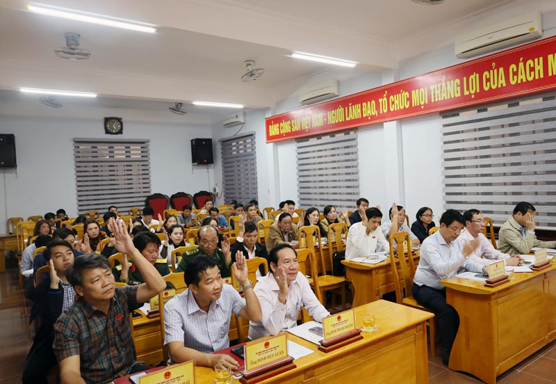 Các đại biểu biểu quyết thông qua các nghị quyết quan trọng.
