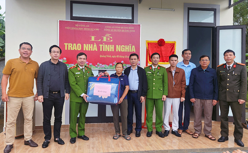 Thiếu tướng Nguyễn Tiến Nam, Viện trưởng Viện Khoa học Hình sự trao quà cho gia đình bà Hoàng Thị Lau, thôn Rào Đá, xã Trường Xuân. 