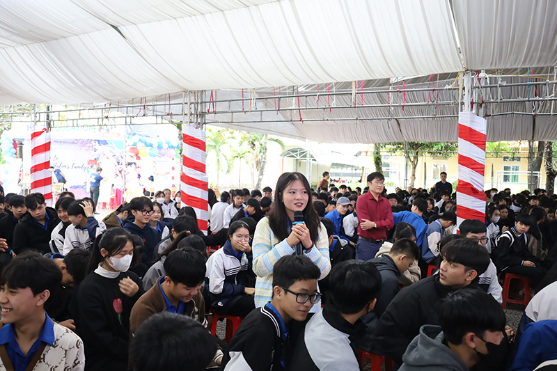 Các em học sinh trao đổi những thắc mắc về việc học nghề, chọn nghề.