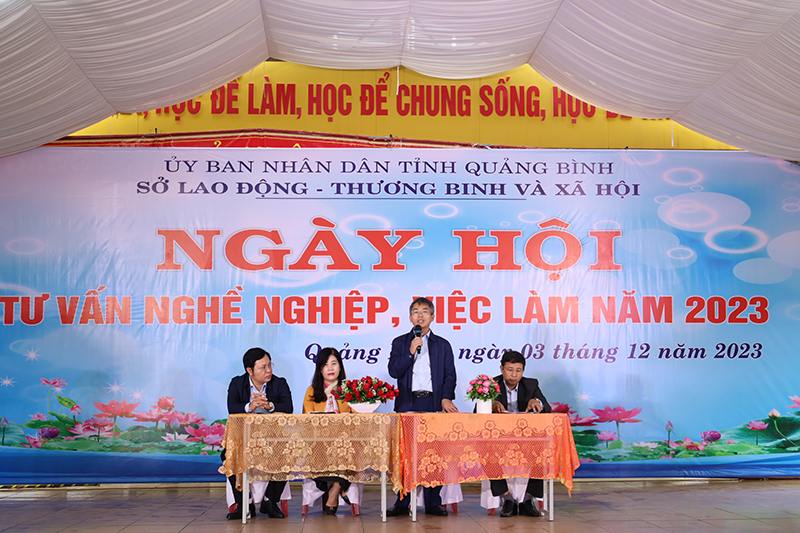 Đại diện các sở, ban, ngành, cơ sở GDNN giải đáp những thắc mắc về tuyển sinh cho học sinh.