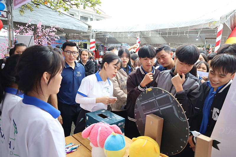 Học sinh được trải nghiệm tại gian hàng của các cơ sở GDNN, trung tâm giới thiệu việc làm.