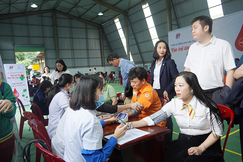 Đông đảo cán bộ, nhân viên ngành Điên đăng ký hiến máu tình nguyện.