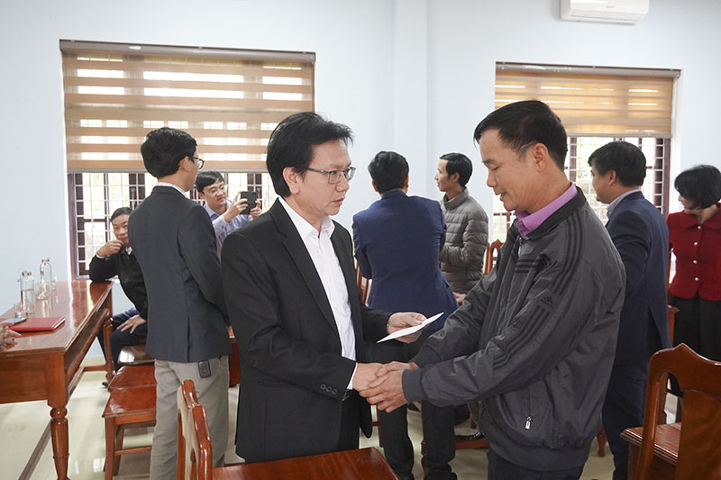 Món quà tuy nhỏ nhưng có ý nghĩa rất quan trọng nhằm động viên tinh thần cho những GV, NV đang gặp hoàn cảnh khó khăn, hoạn nạn.
