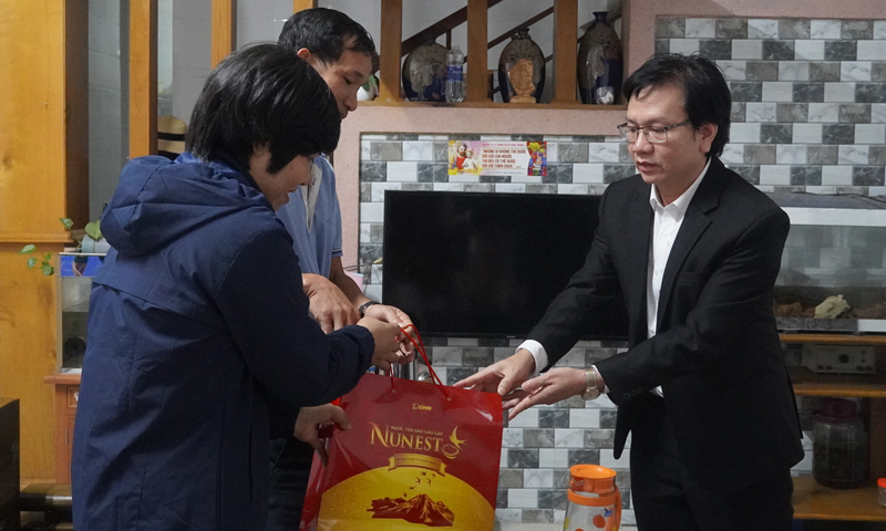GV, NV có hoàn cảnh khó khăn