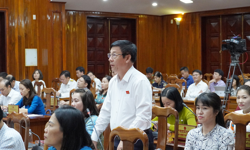  Đại biểu HĐND tỉnh chất vấn lãnh đạo các sở, ngành tại kỳ họp thứ 10, HĐND tỉnh khóa XVIII về những vấn đề cử tri quan tâm.