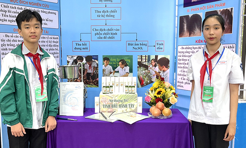 Học sinh trình bày dự án tại hội thi.
