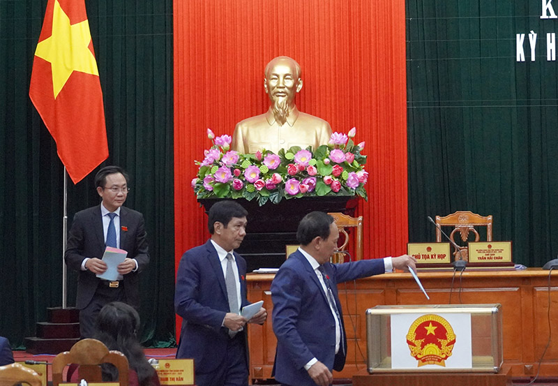 Các đồng chí trong Thường trực HĐND tỉnh bỏ phiếu tín nhiệm