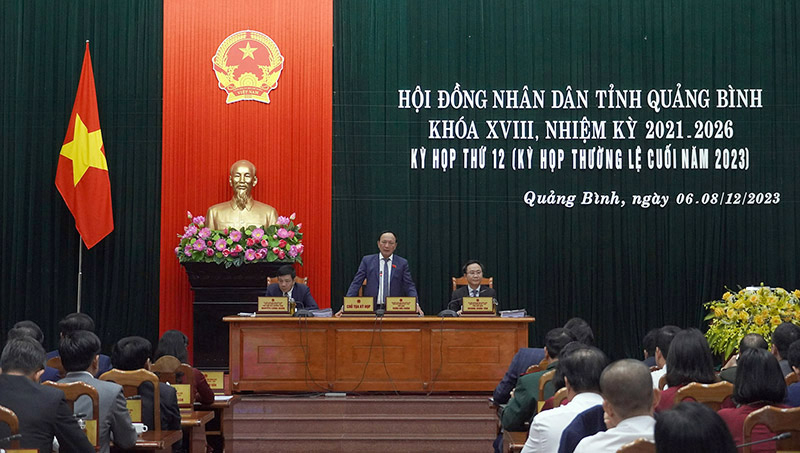Các đồng chí trong Thường trực HĐND tỉnh điều hành phiên họp