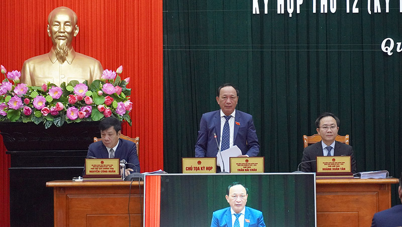 Các đồng chí trong Thường trực HĐND tỉnh điều hành phiên họp