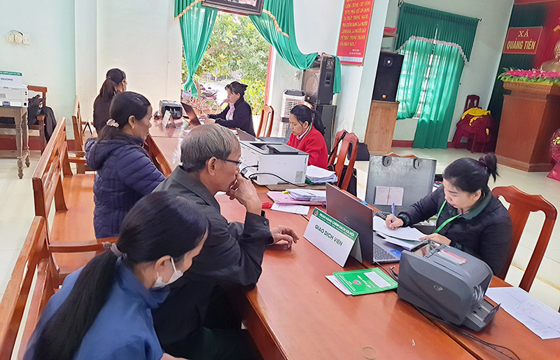Cán bộ Phòng giao dịch Ngân hàng Chính sách xã hội TX. Ba Đồn hướng dẫn thủ tục giải ngân vốn cho gia đình các đối tượng được thụ hưởng. 