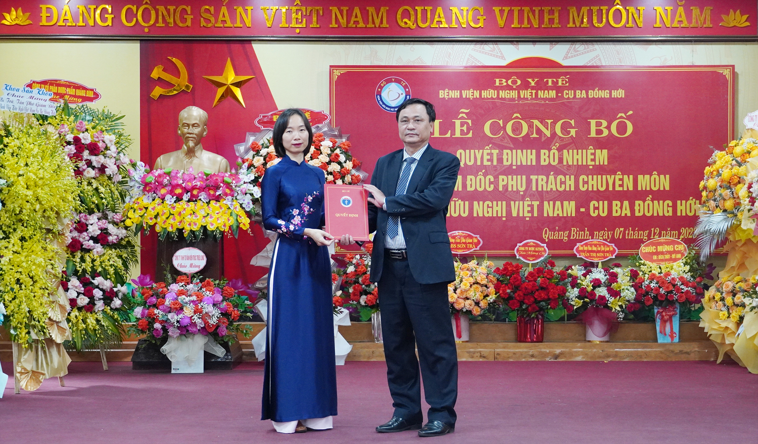 Thừa ủy quyền của Bộ trưởng Bộ Y tế, đồng chí Nguyễn Văn Hậu, Vụ Tổ chức cán bộ, trao quyết định bổ nhiệm Phó Giám đốc Bệnh viện Hữu nghị Việt Nam-Cuba Đồng Hới Trần Thị Sơn Trà. 