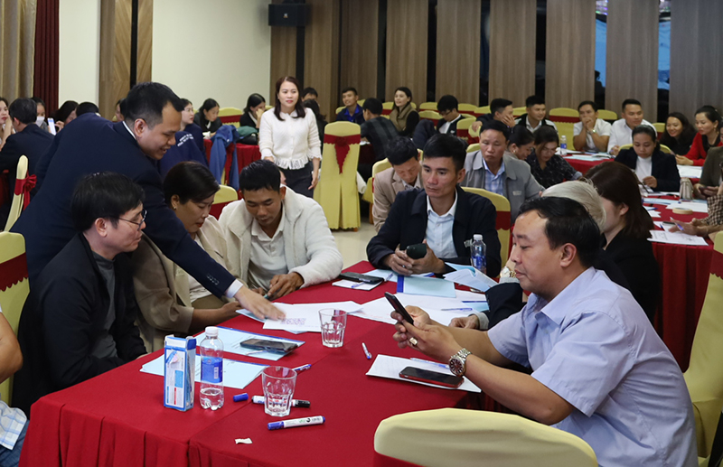 Các chuyên gia cũng đã định hướng cho học viên cách tiếp cận khách hàng, kênh bán hàng và quy trình bán hàng