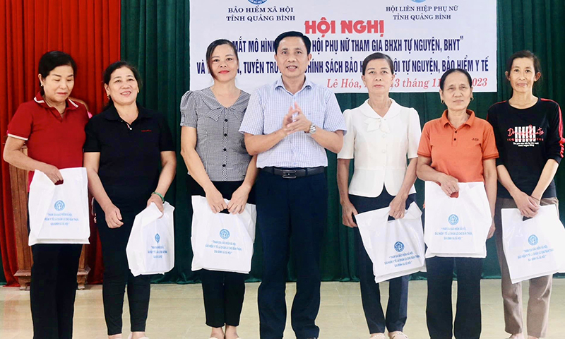 Tặng quà cho những người đăng ký tham gia BHXH tự nguyện, BHYT hộ gia đình tại lễ ra mắt mô hình tại xã Lê Hóa (Tuyên Hóa).