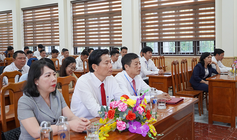 Các đại biểu tham dự lễ bế giảng.