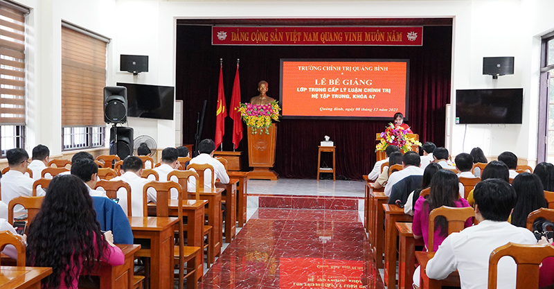 Quang cảnh lễ bế giảng.