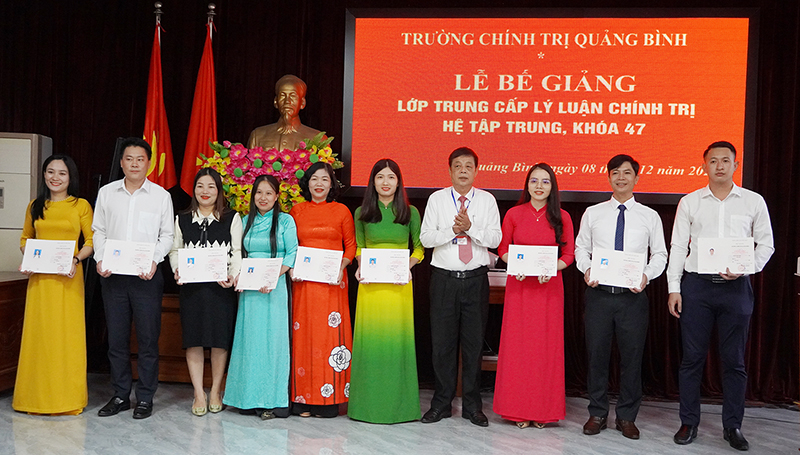 Đại diện lãnh đạo Trường Chính trị tỉnh trao bằng tốt nghiệp cho học viên.