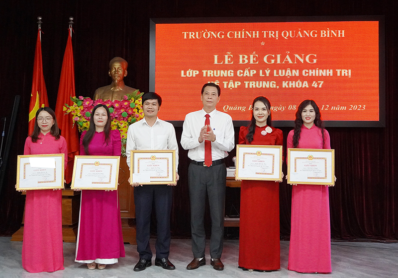 Đại diện lãnh đạo Trường Chính trị tỉnh tặng giấy khen cho các học viên có thành tích xuất sắc.