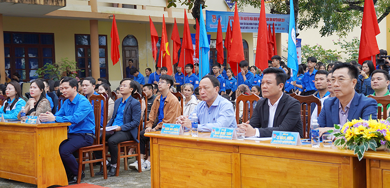 Các đại biểu tham dự chương trình.