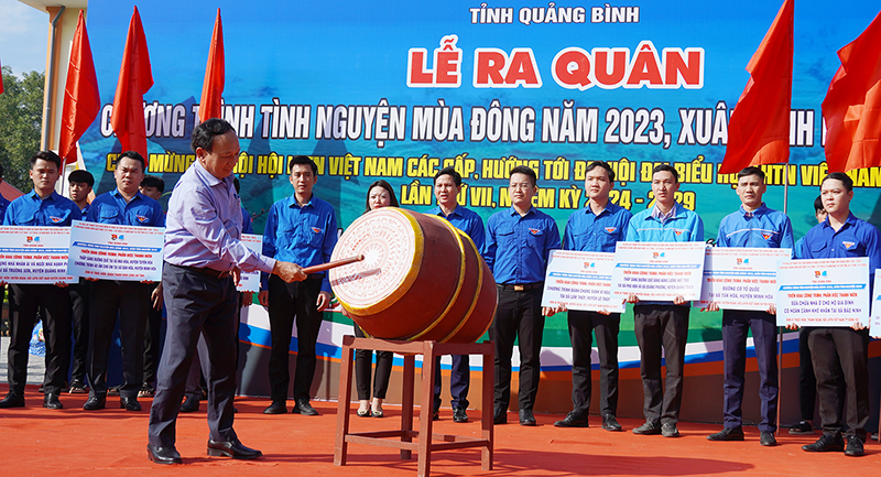 Đồng chí Phó Bí thư Thường trực Tỉnh ủy thực hiện nghi thức Phát động Chương trình