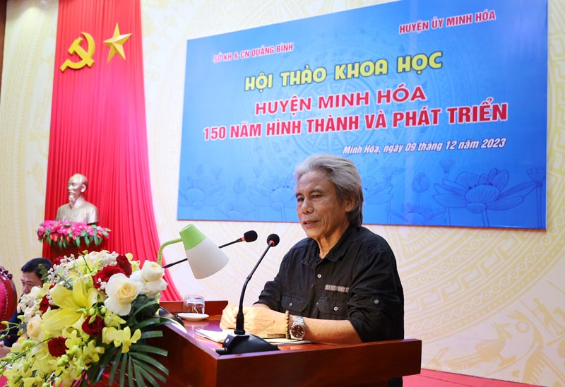 TS Nguyễn Khắc Thái trainhf bày tham luận.