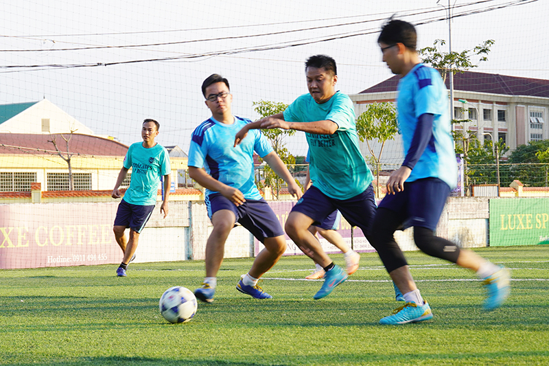 Tuyển thủ của các đội bóng tranh tài kịch tính.