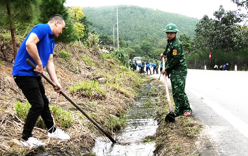 Đoàn viên thanh niên khơi thông hệ thống thoát nước tại trục đường hướng về khu mộ Đại tướng.