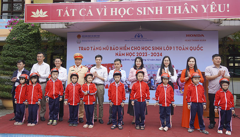 Học sinh lớp 1 Trường Tiểu học Đồng Mỹ được tặng mũ bảo hiểm
