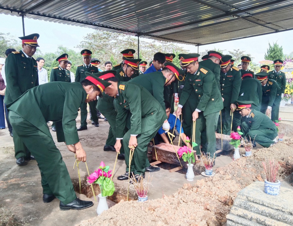 An táng hài cốt các liệt sỹ tại Nghĩa trang liệt sỹ xã Mai Thuỷ.